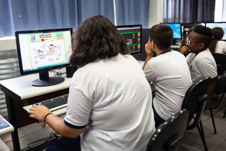 Alunos  durante aula de informática na escola municipal EMEF Martin Francisco Ribeiro de Andrada na Vila Mazzei, zona norte de SP