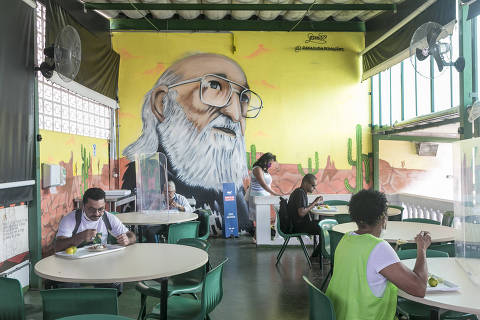 SÃO PAULO, SP, BRASIL, 06-12-2021  - Escolas inclusivas - Escola Ciej (Centro Integrado de Educação de Jovens e Adultos) Campo Limpo, no Capão Redondo. Na foto, alunos, professores e funcionários no refeitório da escola. (Foto: Keiny Andrade/Folhapress)