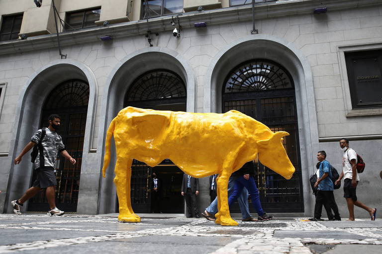 Escultura Vaca Magra, da artista plástica Marcia Pinheiro, colocada nesta quinta (9) em frente à sede da Bolsa de Valores, em São Paulo, no mesmo local onde estava o Touro de Ouro
