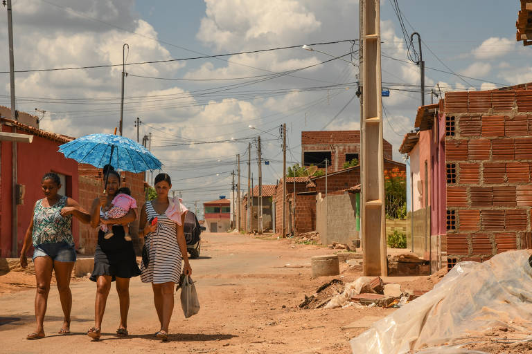 Rua asfaltada há pouco mais de um ano com recursos federais já apresenta buracos e falhas na localidade de Maria Tereza, em Petrolina (PE)