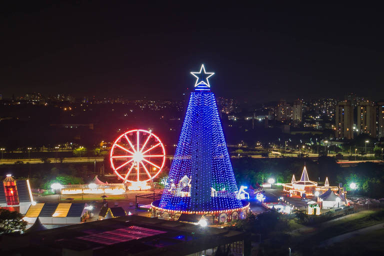 São Paulo tem árvores de Natal gigantes espalhadas por espaços públicos