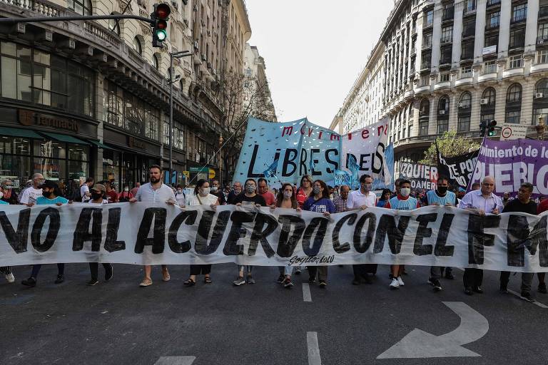 Multidão protesta na Argentina contra acordo com o FMI