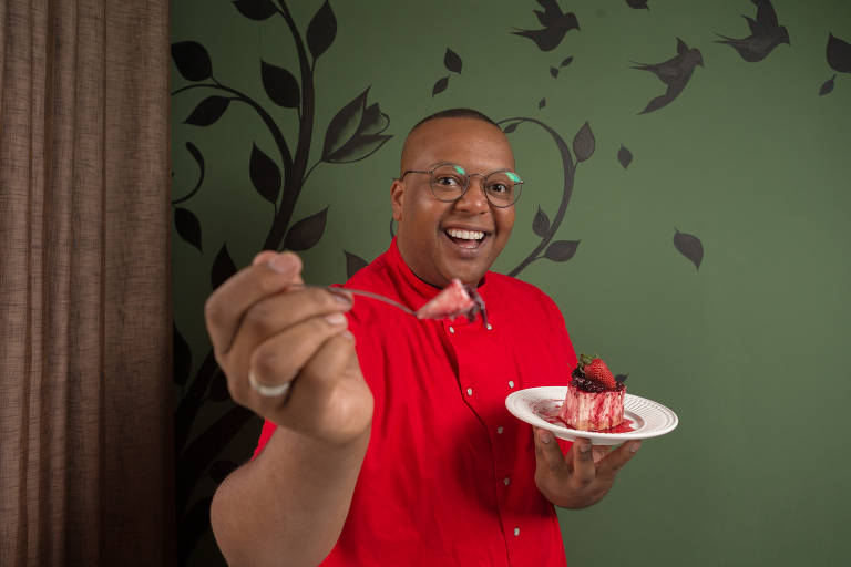 Estefano Zaquine  faz um cheesecake de morango, a primeira receita que ele fez para o natal na família dele