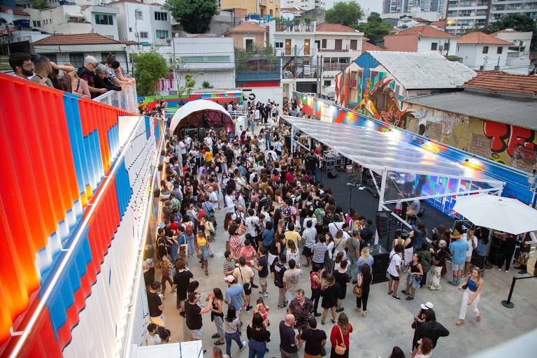 Bares com pista ficam lotados e são opção disputada em momento de reabertura em SP