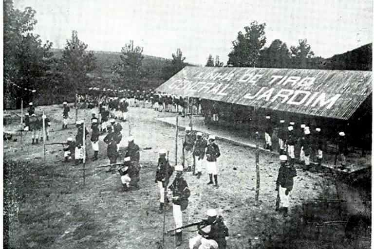 Imagem antiga em preto e branco mostra policiais treinando tiro