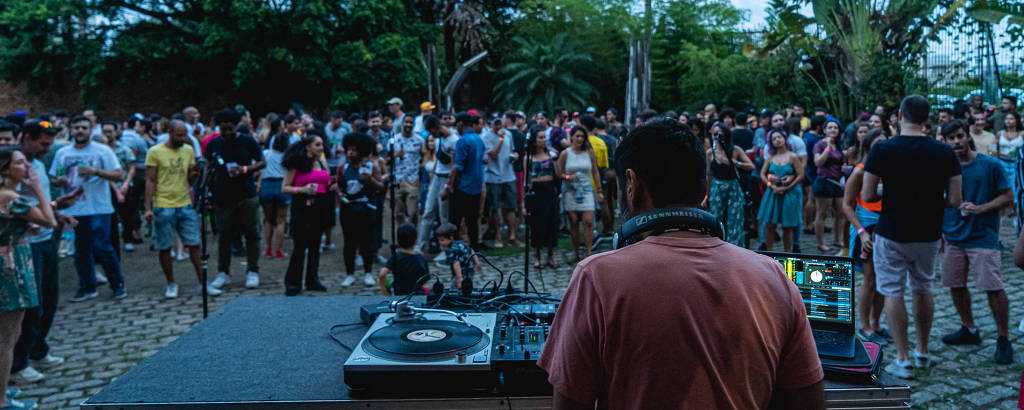 DJ discoteca na pista externa do bar Nu I Cru, em SP