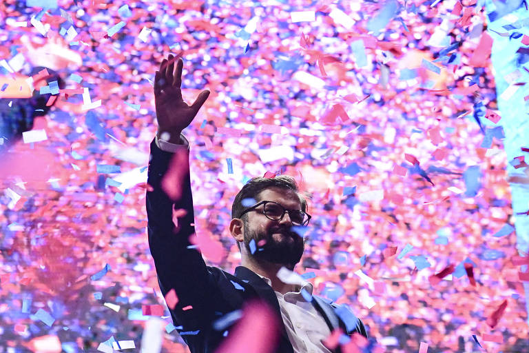 O presidente eleito do Chile, Gabriel Boric, acena a apoiadores durante discurso da vitória em Santiago 