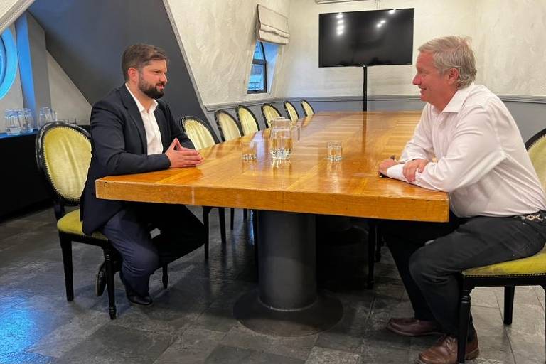 O presidente eleito do Chile, Gabriel Boric, à esq., encontra-se em Santiago com o candidato derrotado, Jose Antonio Kast, após definição da eleição