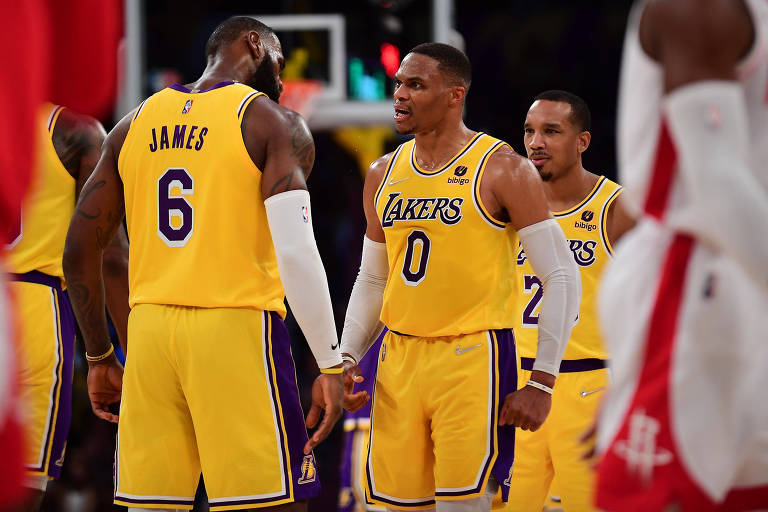Lakers acumulam derrotas e buscam soluções em temporada caótica