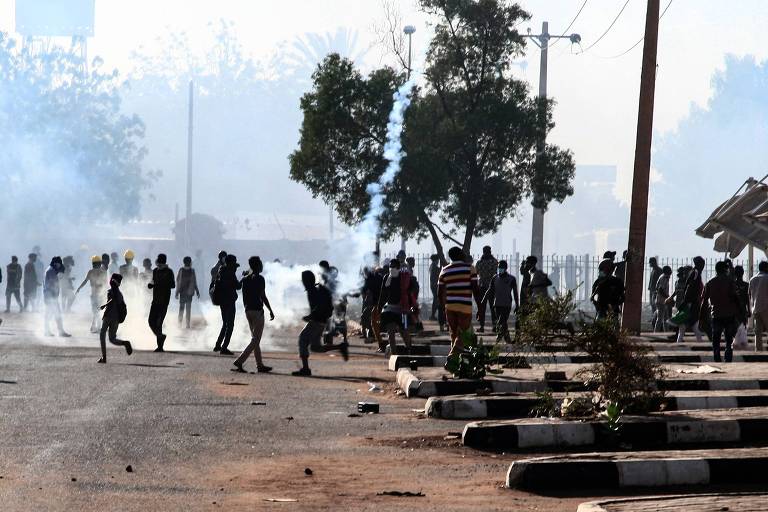 Premiê do Sudão renuncia após mortes em protesto contra golpe militar