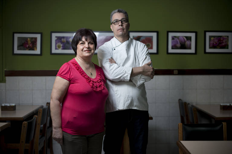 Shoshana  e seu filho, Nir Baruch, no salão do restaurante, em foto de 2012