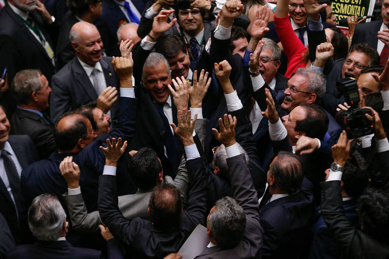 Foto dos deputados no plenário de Câmara