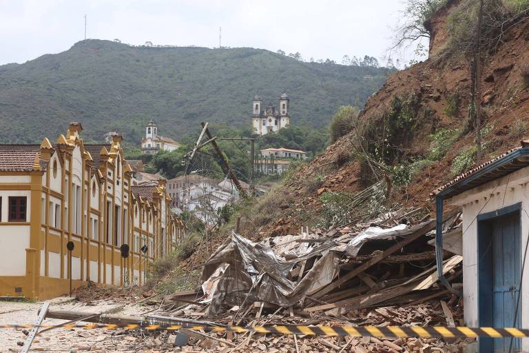 Casarão histórico é destruído por deslizamento de terra em Ouro Preto (MG)