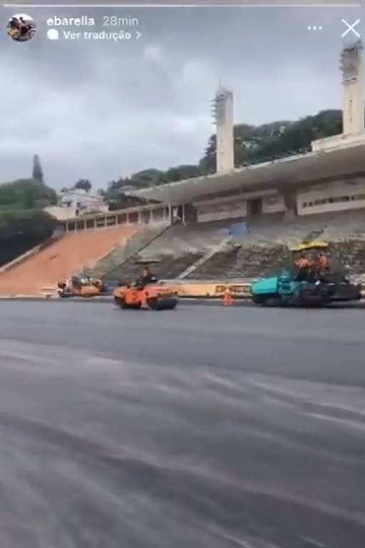 Imagem do gramado do estádio do Pacaembu asfaltado para obras