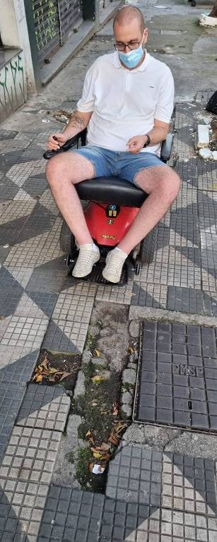 Gustavo Souza Silva na calçada da av. Brigadeiro Luiz Antonio, em São Paulo