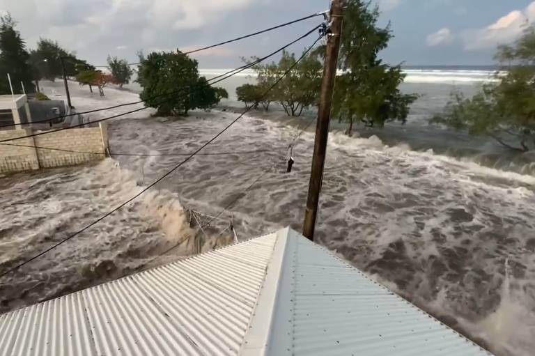 Imagem mostra bairro no litoral tomado por ondas de tsunami