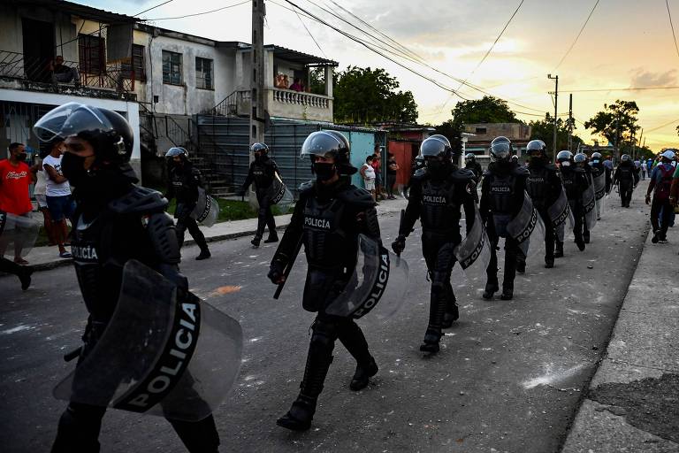 Polícia cubana caminha por ruas de Havana após protestos contra o regime