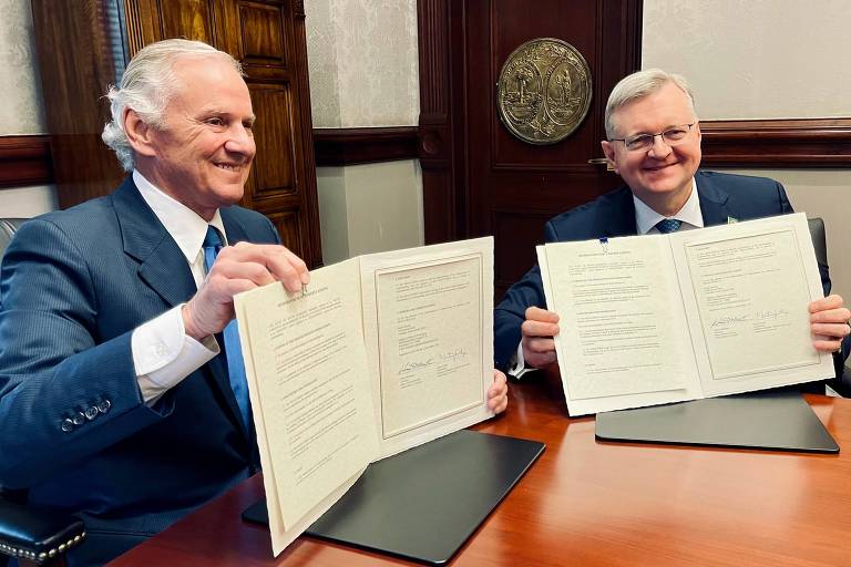 O embaixador do Brasil em Washington, Nestor Forster, posa ao lado do governador da Carolina do Sul, Henry McMaster, na assinatura de memorando de parceria entre o Brasil e o estado americano, em 28 de outubro de 2021. Foto: Nestor Forster no Twitter