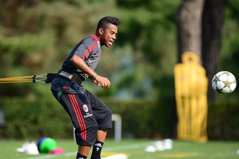 Robinho vê futuro complicado no futebol e aposentadoria mais próxima