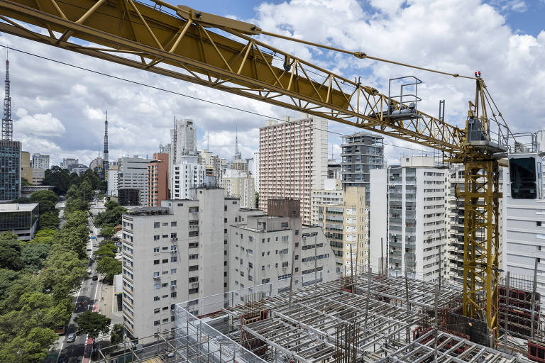 Vista da avenida Rebouças, com destaque para um guindaste despontando à direita