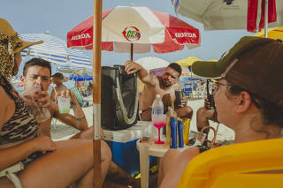 A disputa das caixas de som na praia