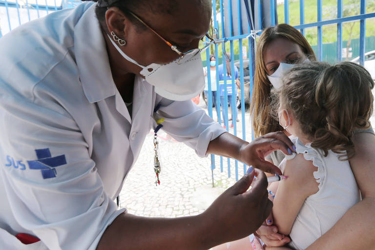 Crianças são vacinadas contra Covid no Brasil