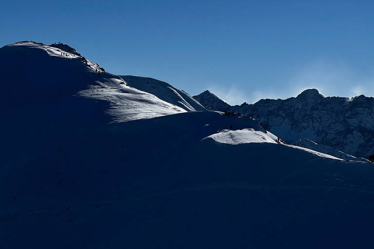 Pessoas andando numa trilha na montanha de Swinica, no Parque Nacional de Tatra, na Polônia