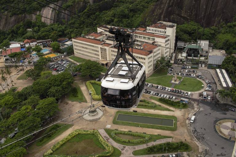 Vista aérea do bondinho do Pão de Açúcar, com visão a partir do morro do Pão de Açúcar. 