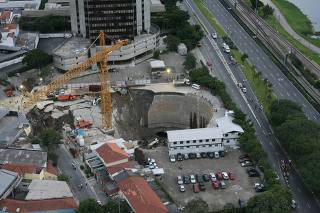 OBRA DO METRO DESABA