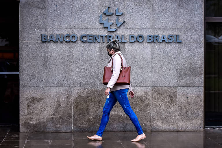 Juro do rotativo do cartão de crédito recua pouco, a 412,5% em fevereiro, sob nova regra