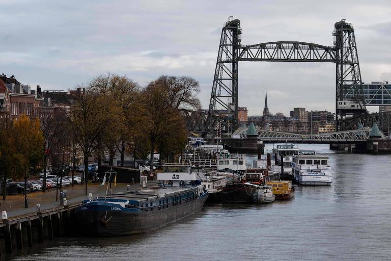 Barcos ancorados na hidrovia Koningshaven, em frente à ponte De Hef, em Roterdã
