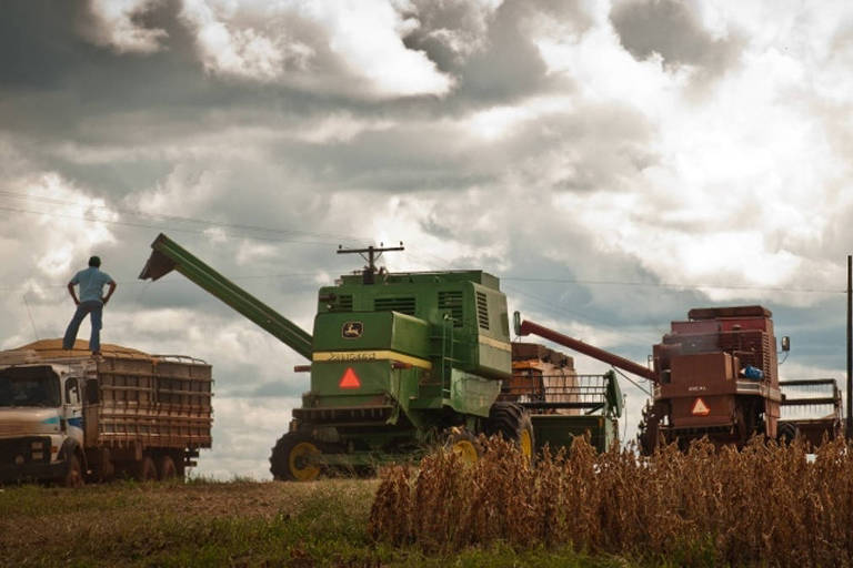 Máquinas atuam em propriedade rural com soja em Mato Grosso, estado que ocupa a segunda posição no ranking de áreas de pastagens que poderiam abrigar soja