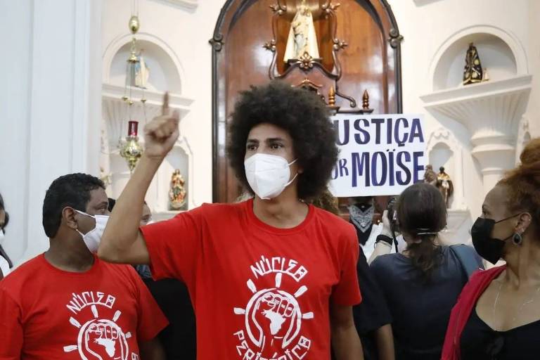 Manifestação contra racismo invade igreja e interrompe missa no PR
