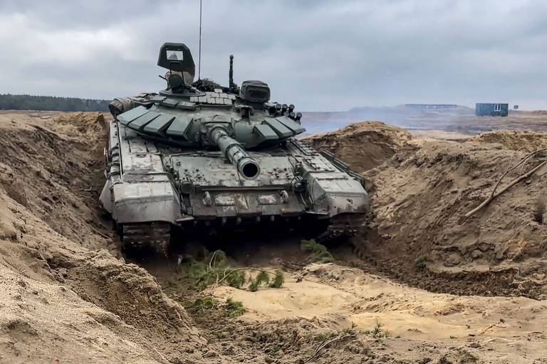 Tanque russo durante exercício militar com forças de Belarus em Brest