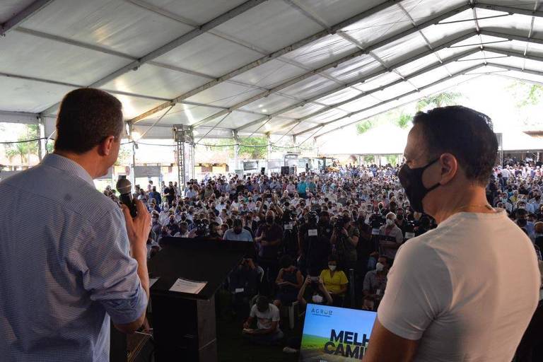 O secretário de Agricultura, Itamar Borges (MDB), ao lado do governador João Doria (PSDB) durante lançamento de programa em São José do Rio Preto (SP), em outubro de 2021
