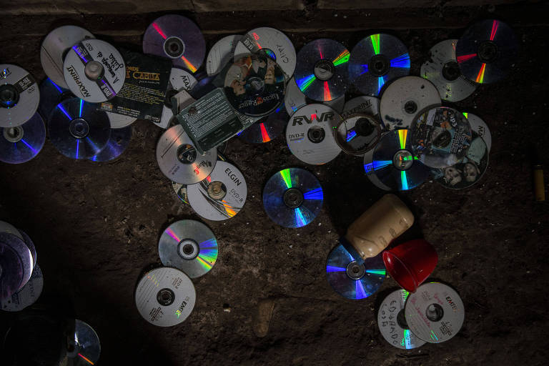 CDs espalhados no chão