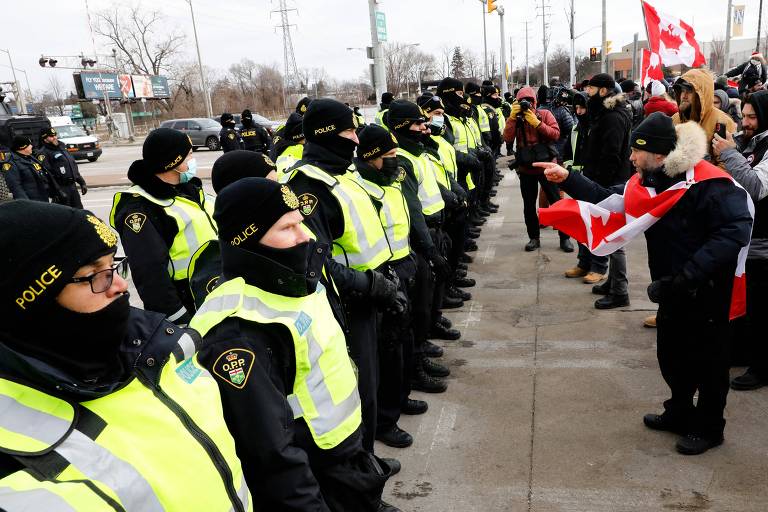 Canadá tenta liberar ponte com EUA, mas impasse segue com manifestantes antivacina