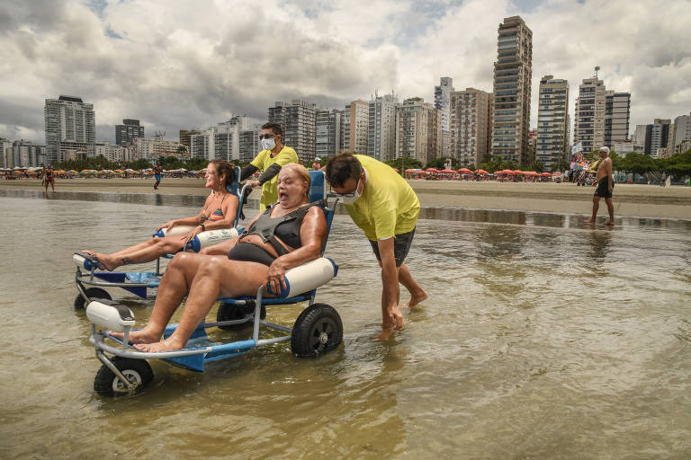 Cadeiras que dão autonomia de banho no mar à pessoa com deficiência se espalham por praias do país