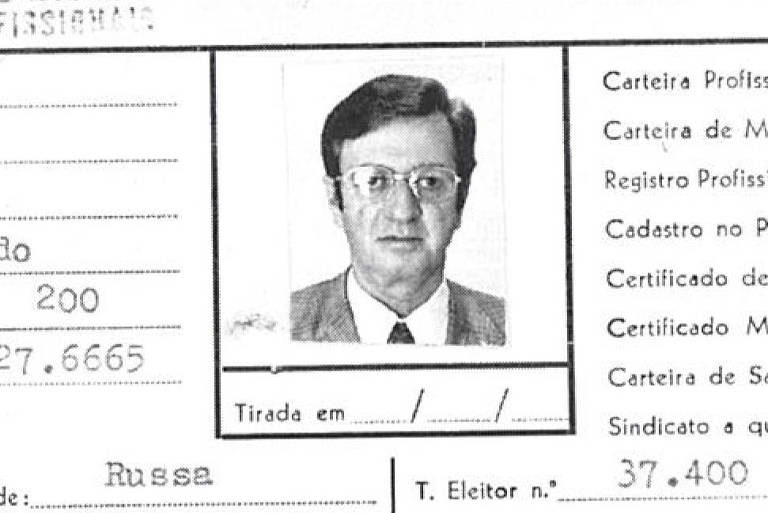 Registro de emprego do jornalista Simão Kirjner Sobrinho de 28out1978 com foto PB de um homem branco com 55 anos, usa cabelo curto penteado para o lado e óculos. Usa terno, camisa e gravata.