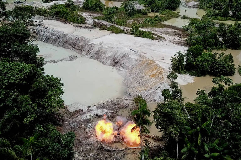 Policiais federais e servidores do Ibama atuam em garimpos ilegais na região do rio Crepori, afluente do rio Tapajós, no município de Jacareacanga, no Pará