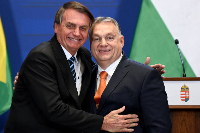 O ex-presidente Jair Bolsonaro cumprimenta o premiê da Hungria, Viktor Orbán, após entrevista coletiva em Budapeste