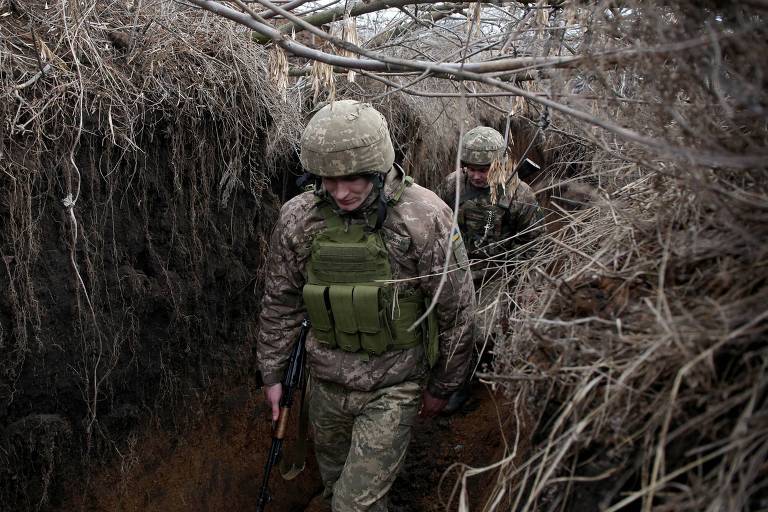 Soldados ucranianos em trincheira na linha de contato com os separatistas em Donetsk