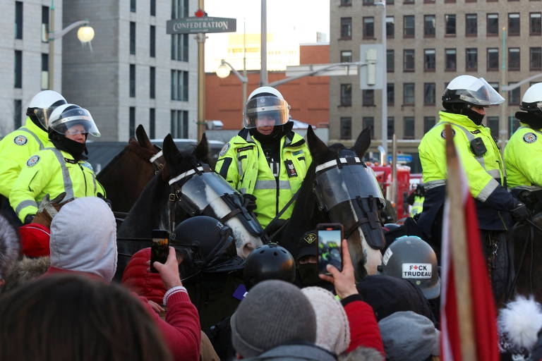 Polícia do Canadá prende manifestantes em bloqueios antivacina