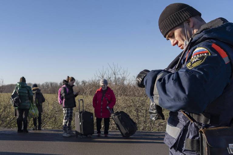 Membro do Ministério das Emergências da Rússia checa documentos de refugiados vindos do Donbass