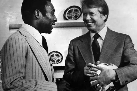 WASHINGTON,DC,EUA - 1978, march 28  New York Cosmos soccer star Pele, left, gets a ball back from Pres. Jimmy Carter, center, during their meeting at the White House, Monday, March 28, 1977, Washington, D.C. Pele passed the ball to Carter asking for the Chief Executives autograph. (PHOTO by William Fitz-Patrick/ White House Photo Office Collection/National Archives).