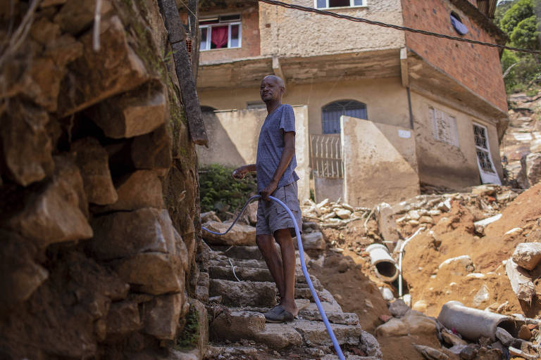 Sebastião Raimundo, 60, que mora no Morro da Oficina e que não saiu de sua casa