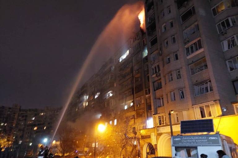 Bombeiros de Kiev apagam fogo em edifício atingido durante os ataques russos à capital ucraniana
