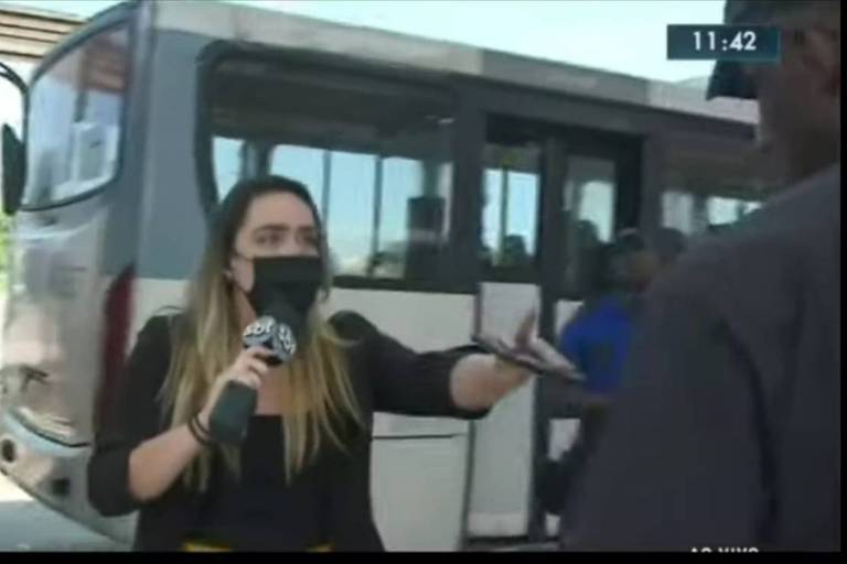 A repórter do SBT Rio Branca Andrade é intimidada ao vivo por dois homens