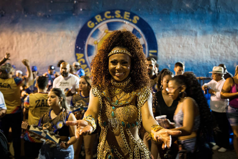 São Paulo tem Carnaval confinado e folia improvisada na rua