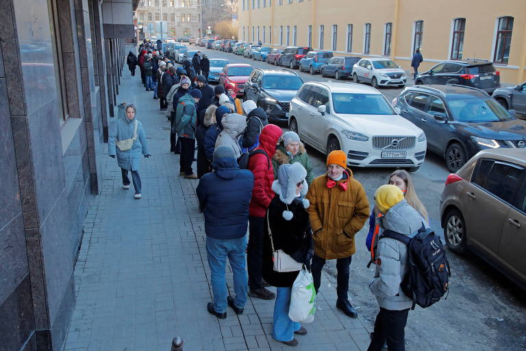 Pessoas esperam em fila para sacar dinheiro em São Petersburgo, na Rússia